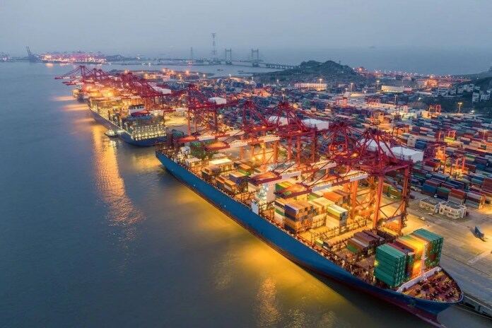 Terminal portuaria de contenedores al anochecer